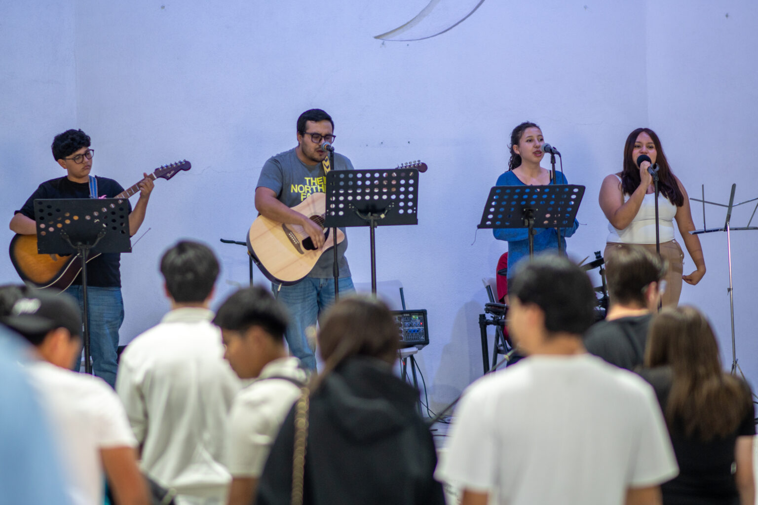 Comunidad de Fe reunida en adoración